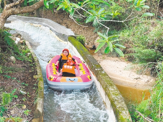 夏天，许多市民游客都热衷漂流。
