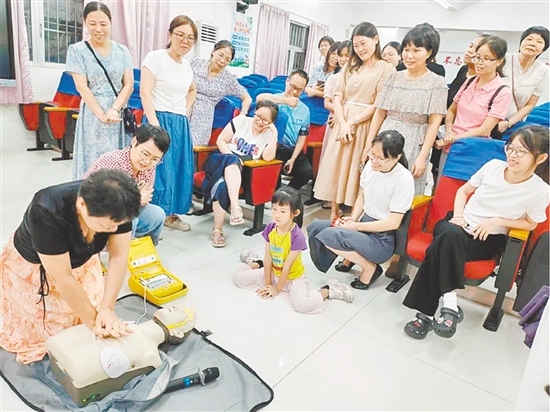 当天还举行了教职工应急救护培训。 当天还举行了教职工应急救护培训。