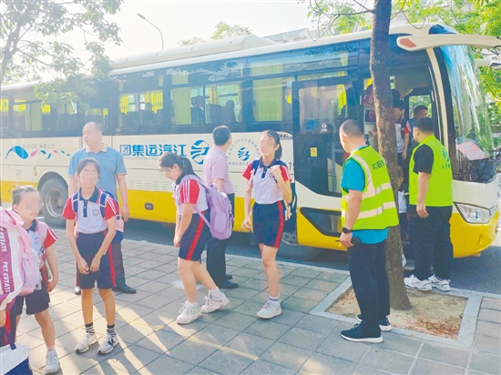 新会区“点单式”定制公交服务让许多学校成为受益者。 新会区“点单式”定制公交服务让许多学校成为受益者。