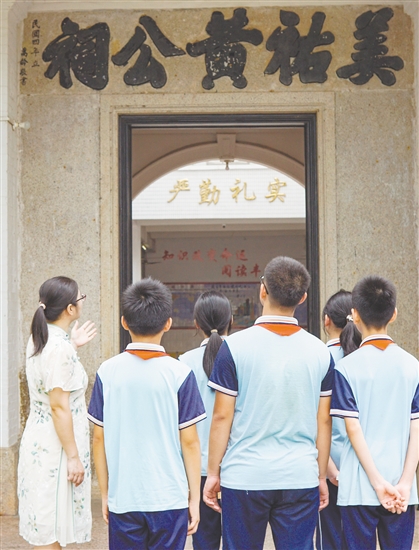 学校组织开展德育活动,通过讲述校史中的革命故事,让学生了解那段峥嵘的历史。 学校组织开展德育活动,通过讲述校史中的革命故事,让学生了解那段峥嵘的历史。