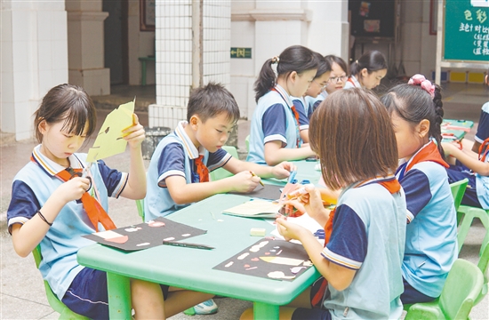 “非遗美术剪纸”课将侨乡风情融入传统剪纸艺术。 “非遗美术剪纸”课将侨乡风情融入传统剪纸艺术。