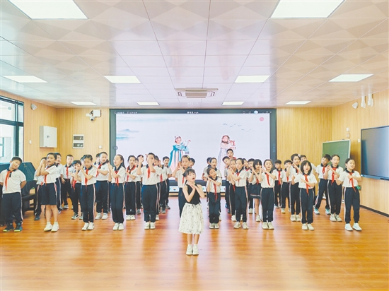 鹤山一中附属小学开展古诗新唱活动,各班结合音乐、舞蹈等形式,呈现意境唯美、精彩活泼的吟诵舞台。 鹤山一中附属小学开展古诗新唱活动,各班结合音乐、舞蹈等形式,呈现意境唯美、精彩活泼的吟诵舞台。