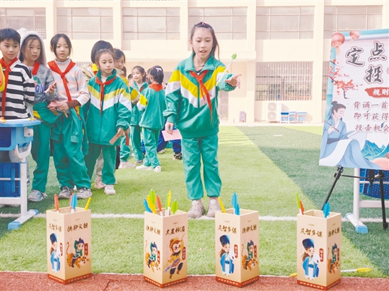 鹤山一中附属小学结合不同学科,定期开展丰富多彩的古诗词活动,让学生在玩中学、在学中玩。 鹤山一中附属小学结合不同学科,定期开展丰富多彩的古诗词活动,让学生在玩中学、在学中玩。