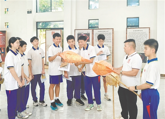 学生动手制作鱼灯,感受传统文化魅力。 学生动手制作鱼灯,感受传统文化魅力。