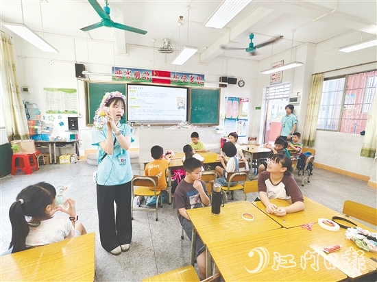 广州商学院学生在给沙湖镇中心小学的学生们上课。