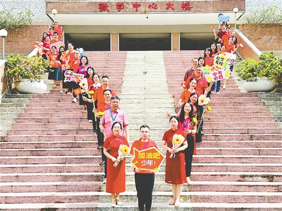 景贤学校老师们为中考考生加油。 景贤学校老师们为中考考生加油。