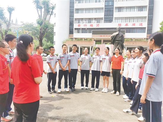 中考放榜后,景贤学校部分师生相聚校园,分享喜悦。 中考放榜后,景贤学校部分师生相聚校园,分享喜悦。