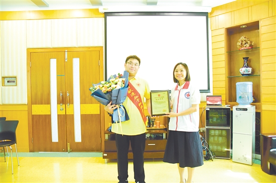 江门市红十字会为陈杰峰颁发荣誉证书。 江门市红十字会为陈杰峰颁发荣誉证书。