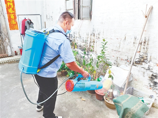 工作人员正在消杀灭蚊。 工作人员正在消杀灭蚊。