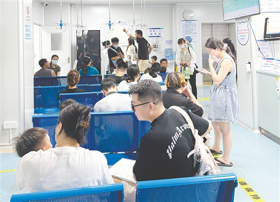 家长带着孩子在候诊。 家长带着孩子在候诊。