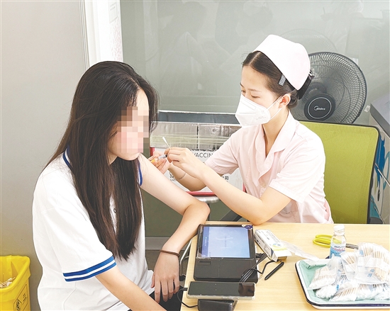 市民接种疫苗。 市民接种疫苗。