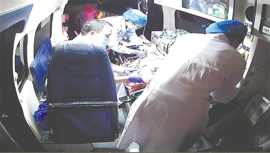 待患者生命体征稳定,医护人员将其转运至医院抢救。 待患者生命体征稳定,医护人员将其转运至医院抢救。