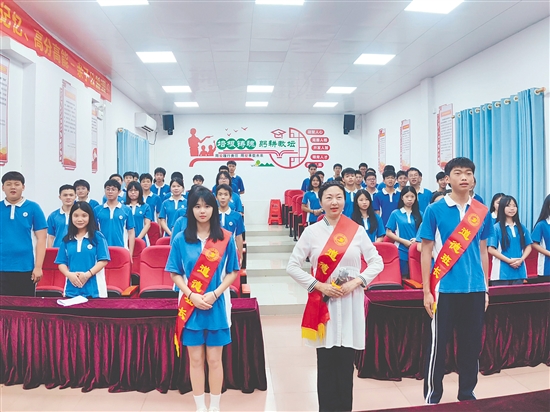 怡霖学校实行道德班长制度，推动班级开启自我管理新征程。