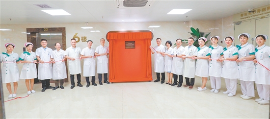 江门市人民医院是我市目前唯一入选“首批免陪照护标准化(病房)医院建设单位”的医疗机构。 江门市人民医院是我市目前唯一入选“首批免陪照护标准化(病房)医院建设单位”的医疗机构。