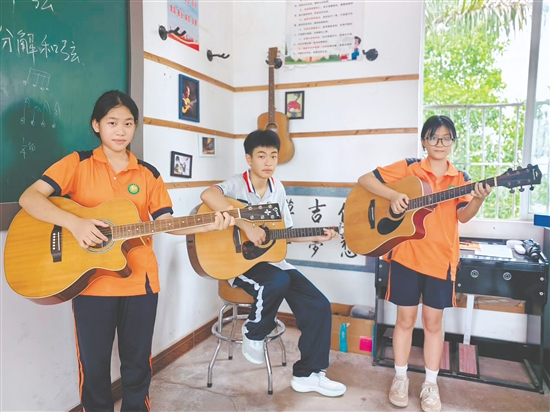 吉他课上，孩子们练习和弦指法。