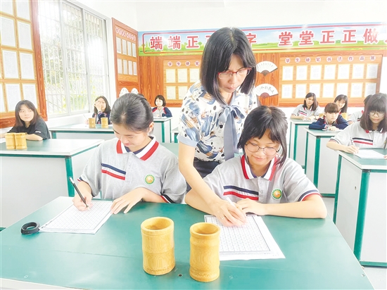 书法课上，孩子们端正坐姿，学习规范书写。