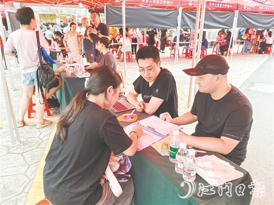 招聘会吸引了不少本地青年返乡求职，其中既有刚毕业的应届生，也不乏待业数月的年轻人。