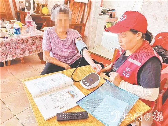 爱心服务队上门探访老人。 爱心服务队上门探访老人。