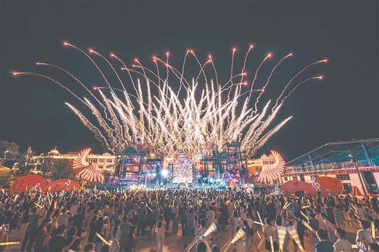 歌手后弦的演唱点燃了赤坎华侨古镇的热情,现场气氛热烈。 歌手后弦的演唱点燃了赤坎华侨古镇的热情,现场气氛热烈。