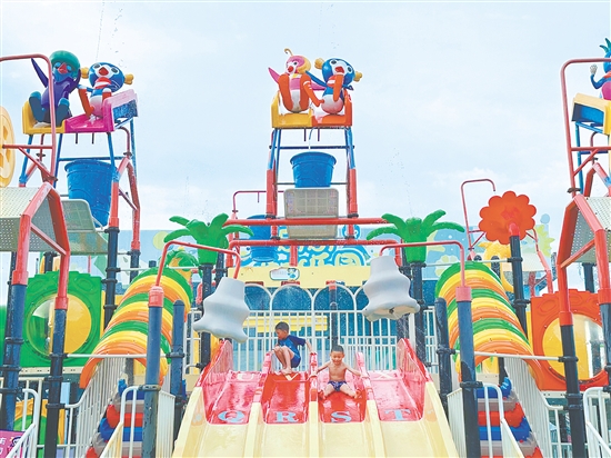 夏日避暑游火热。 夏日避暑游火热。