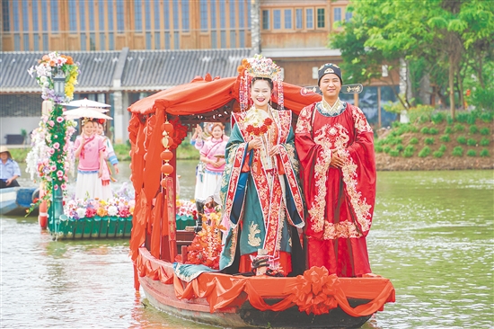 《岭南水上婚礼》让游客沉浸式体验“花船迎亲、拜堂成礼”的传统风俗。 《岭南水上婚礼》让游客沉浸式体验“花船迎亲、拜堂成礼”的传统风俗。