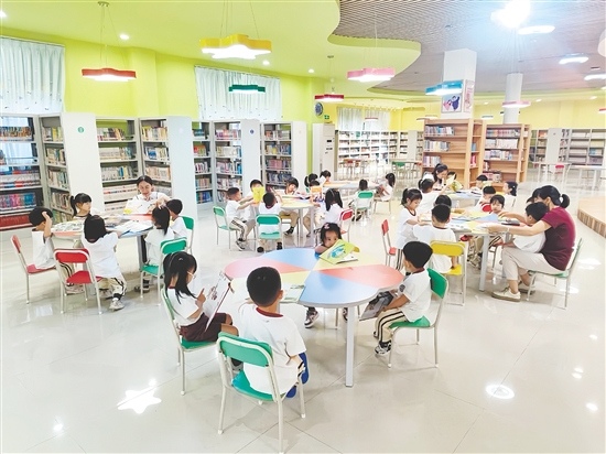 暑假期间，开平市图书馆阅览室“一座难求”。