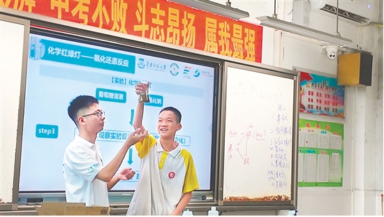 实践团成员为学生们带来《化学红绿灯》趣味实验，通过寓教于乐的方式，让科学的种子在学生们心中生根发芽。