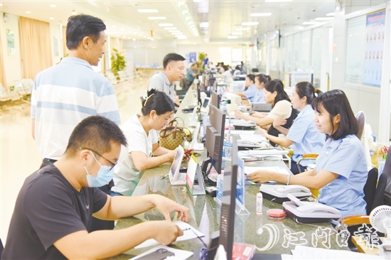 恩平市行政服务中心从“小切口”入手破解政务服务难题，持续推动政务服务效能提升，让企业和群众切实感受到贴心便捷的服务。