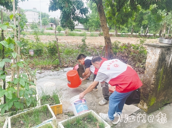 人大代表开展“翻盆倒罐”行动。 人大代表开展“翻盆倒罐”行动。