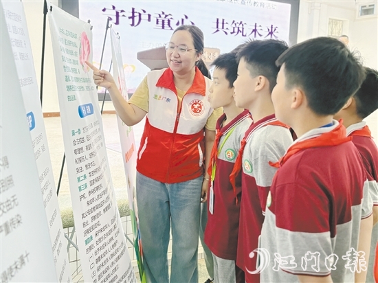 恩平市走进学校开展“守护童心，共筑未来”关爱保护未成年人健康成长教育宣传活动。