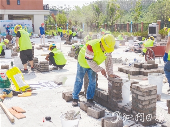 乡村建设工匠职业技能竞赛现场，参赛选手根据图纸垒起砖墙。