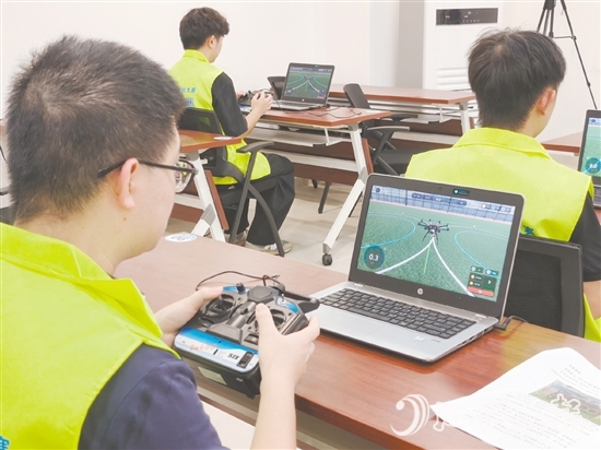 在无人机操作技术职业技能竞赛低空飞行项目中，选手们熟练地操控无人机穿越多个圆形障碍。