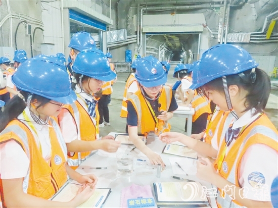 在江门中微子实验室实验大厅,学生们分组进行实验。 在江门中微子实验室实验大厅,学生们分组进行实验。