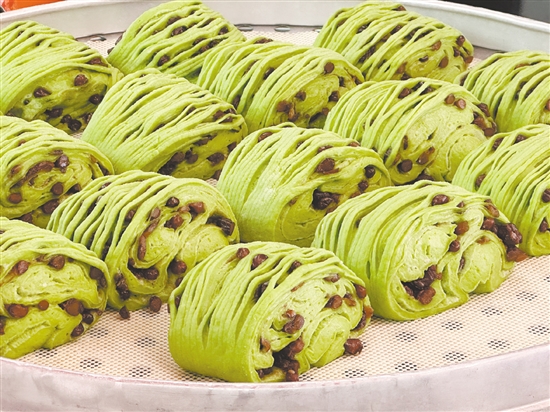 菠菜红豆花卷。