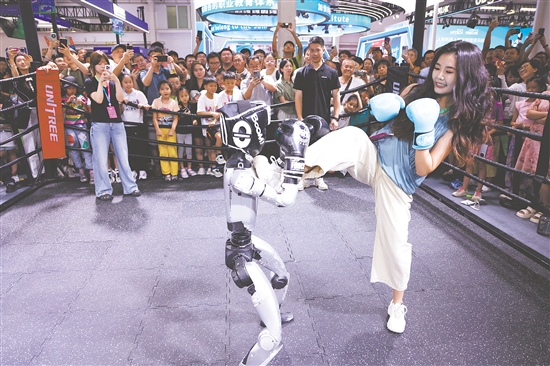 8月8日,宇树科技人形机器人在2025世界机器人大会上进行格斗表演。新华社发 8月8日,宇树科技人形机器人在2025世界机器人大会上进行格斗表演。新华社发