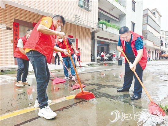 恩平市委统战部、市新阶联联合牛江镇在圩镇开展爱国卫生行动。
