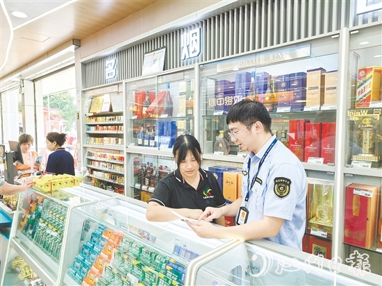 专卖稽查人员开展入户普法宣传。