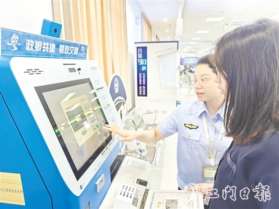 恩平烟草在自助终端安排人员驻点，提供“一对一”帮办服务。