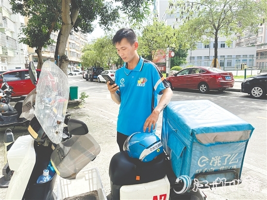 7年的骑手生涯，让黄锦文成了开平街头的“活地图”。