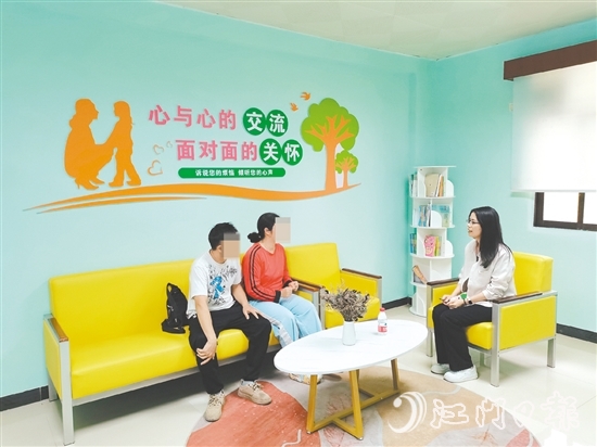 专家正在与亲子家庭面对面沟通，了解亲子关系实际情况。