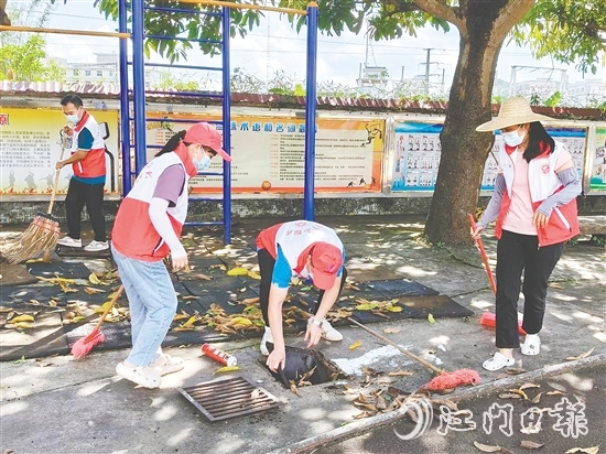 党员教师们打扫卫生死角。