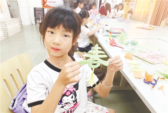 课堂上，孩子们学会剪“春”字。