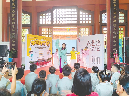 专业老师现场演示粤剧的水袖轻扬、花枪翻飞。 专业老师现场演示粤剧的水袖轻扬、花枪翻飞。