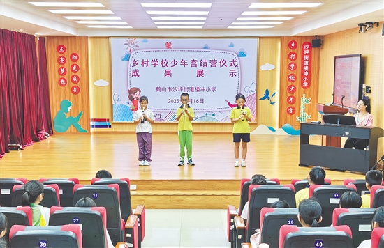 沙坪街道楼冲小学在“乡村学校少年宫”活动中开设传统文化类课程,悠扬笛声浸润学生心灵。 沙坪街道楼冲小学在“乡村学校少年宫”活动中开设传统文化类课程,悠扬笛声浸润学生心灵。