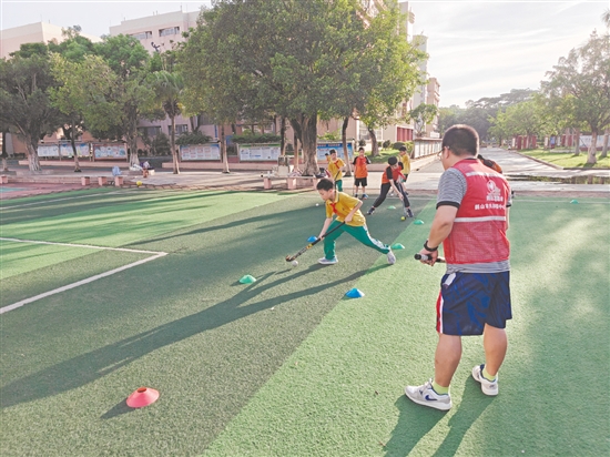 为了让学生在暑假期间也能强身健体、提升体育素养,共和镇中心小学有效利用学校场地优势,积极打造多种体育运动类课程,点燃学生的夏日运动激情。 为了让学生在暑假期间也能强身健体、提升体育素养,共和镇中心小学有效利用学校场地优势,积极打造多种体育运动类课程,点燃学生的夏日运动激情。