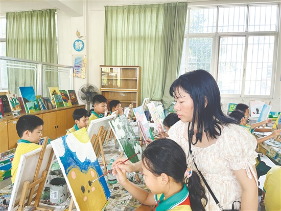 雅瑶镇宝瑶小学结合本地“铁夫文化”开设的油画课程备受学生喜爱。 雅瑶镇宝瑶小学结合本地“铁夫文化”开设的油画课程备受学生喜爱。