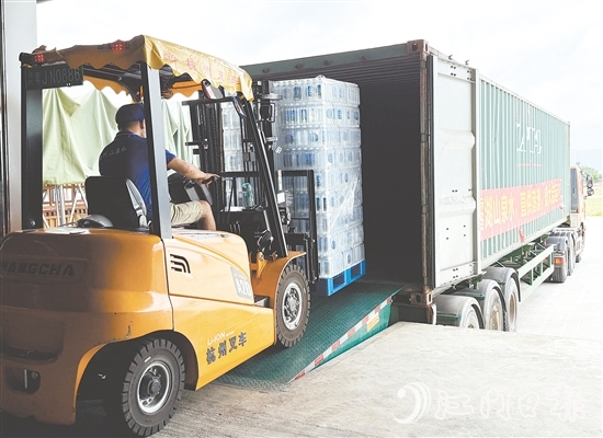 1800箱瓶装水从恩平市大田镇装车，发往澳门特别行政区。