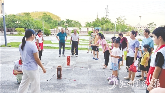 投壶区前人头攒动，市民纷纷体验这一传统体育活动项目。