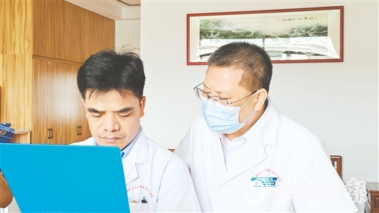 黎达楚(左) 黎达楚(左)