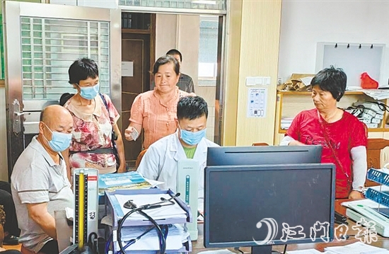 李国强(右一) 李国强(右一)